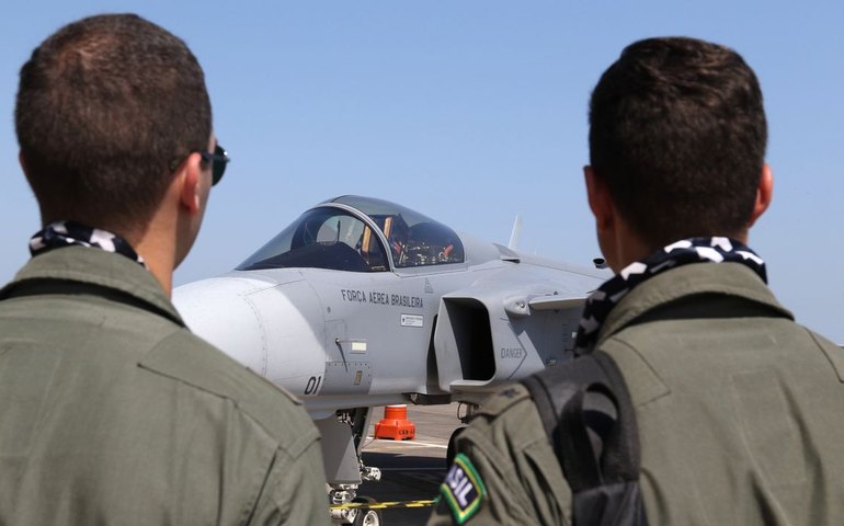 Caça adquirido pelo Brasil surpreende F-15 dos EUA em combate simulado