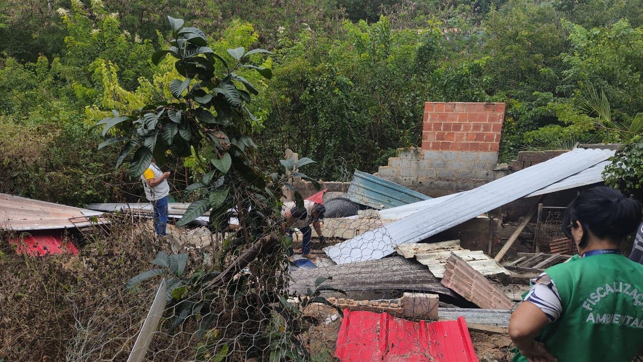 Ação integrada de órgãos municipais desativa pocilga clandestina no São Jorge