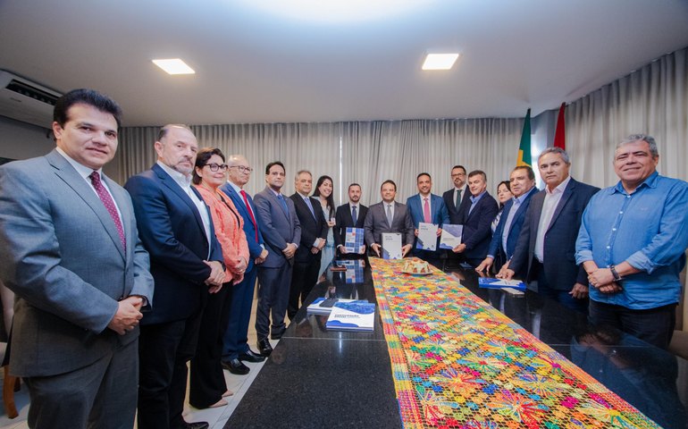 Paulo Dantas entrega PLOA 2024 e PPA na Assembleia e destaca integração entre os poderes