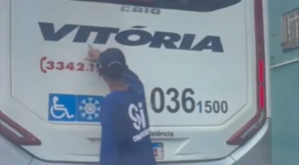 Gesto foi registrado por uma mulher em um veículo e rapidamente viralizou. Foto: Reprodução/Internet.