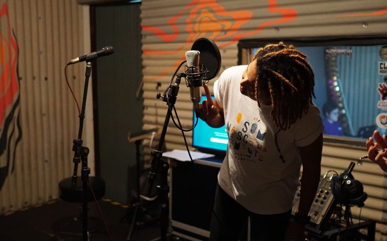 Escola Mulheres+ no Cinema realiza oficina gratuita de processos criativos sonoros em Piaçabuçu (AL)