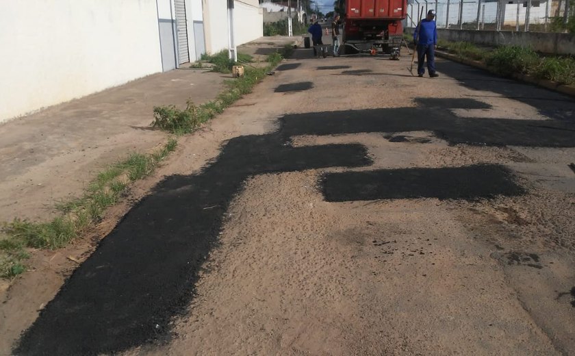 Prefeitura intensifica manutenção de ruas com o tapa-buraco em Arapiraca