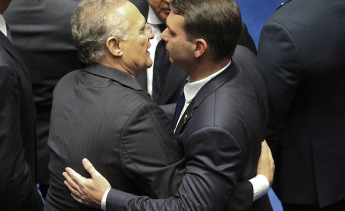 Um dos novos rostos da atual legislatura, Flávio Bolsonaro começa o mandato pressionado por denúncias, assim como Renan, velho conhecido da política brasileira e campeão em número de investigações entre os senadores