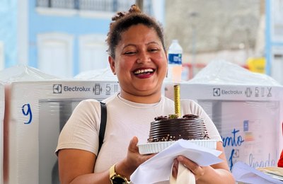 “Foi um verdadeiro presente de Deus”, comemora alagoana que ganhou geladeira no dia do aniversário em Penedo
