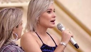 Andressa Urach contando seu testemunho no Templo de Salomão