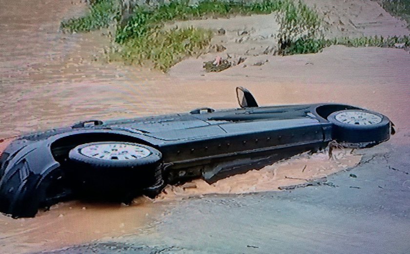 Três mulheres saem ilesas de carro que caiu no Riacho do Silva, em Bebedouro