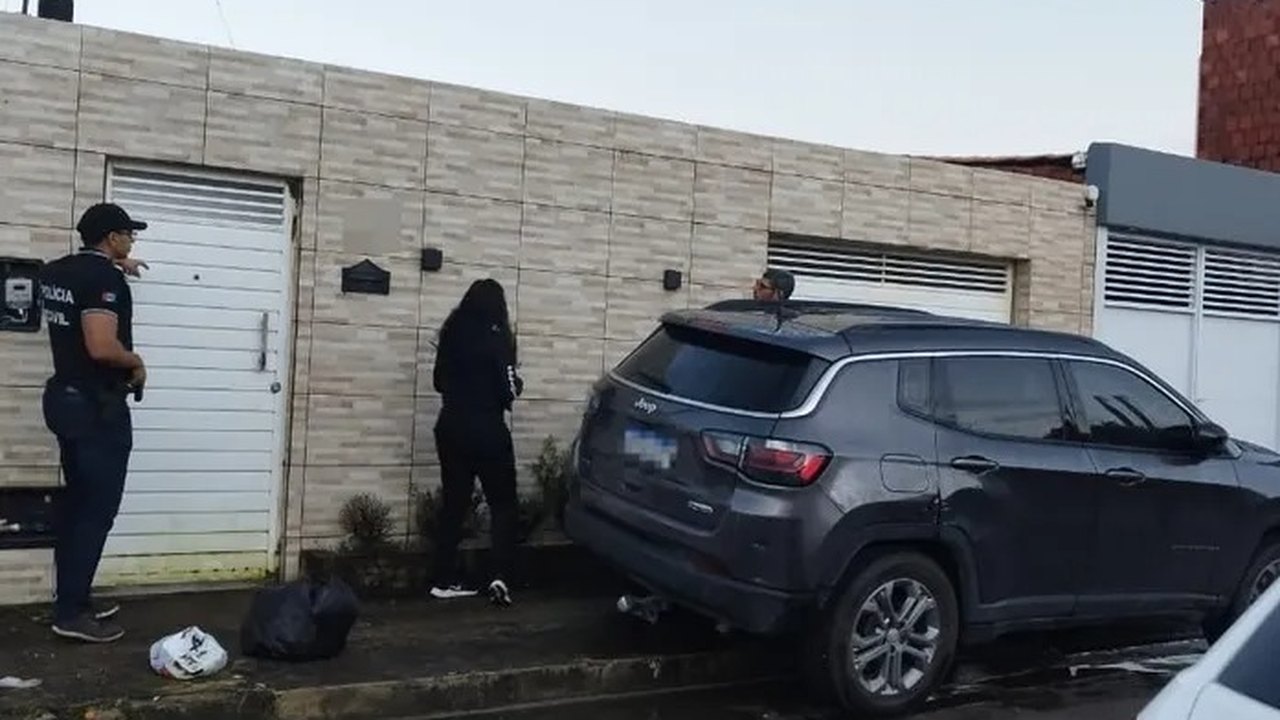 Ex-funcionário de universidade lesa instituição em R$ 650 mil; carros de luxo e arma são apreendidos