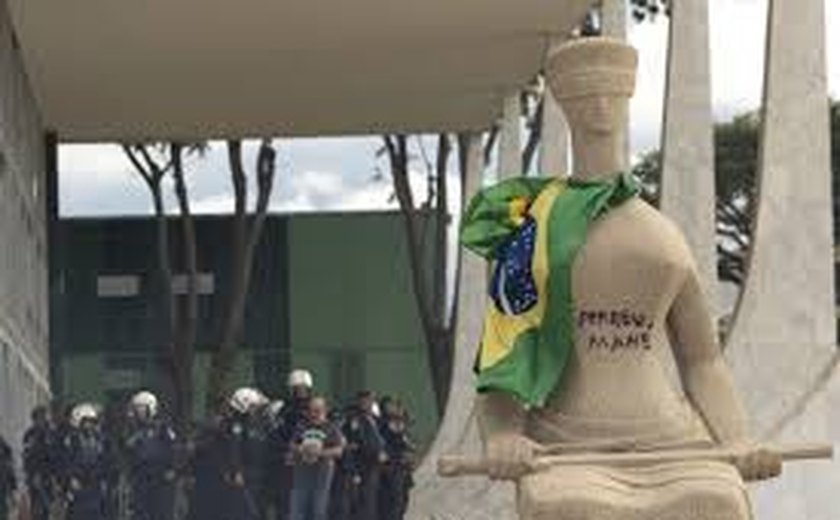 STF torna ré mulher que pichou 'Perdeu, mané' em estátua