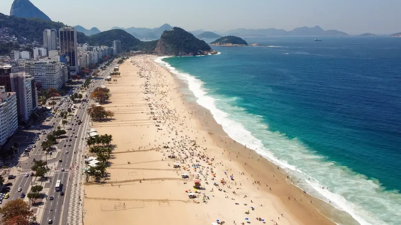 Facções elevam tensão na disputa pelo controle do tráfico e do comércio ilegal nas praias do Leme e Copacabana