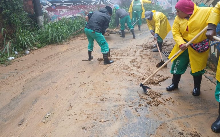 Defesas civis vistoriam locais atingidos por temporal em Petrópolis