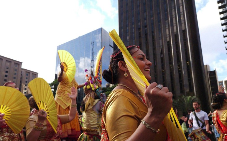 Festival hindu reúne centenas na avenida Paulista com cortejo de divindades e mantras