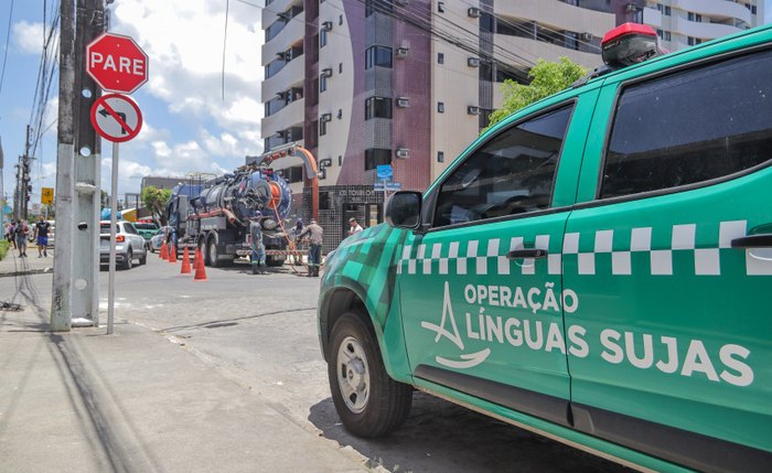 Existe uma ligação que está lançando esgoto diretamente no sistema de drenagem Existe uma ligação que está lançando esgoto diretamente no sistema de drenagem