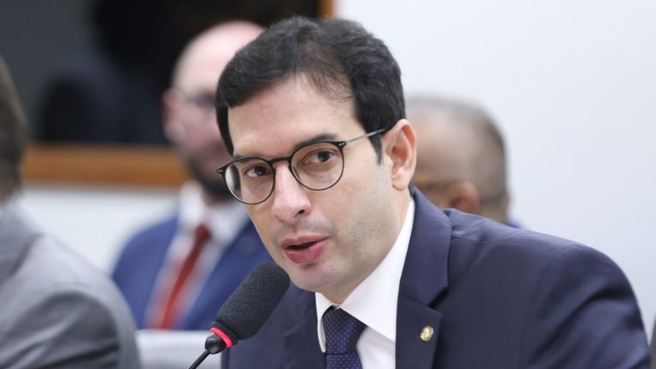 Relator da PEC da escala 6x1 sugere jornada sem limite para quem recebe acima de R$ 16 mil
