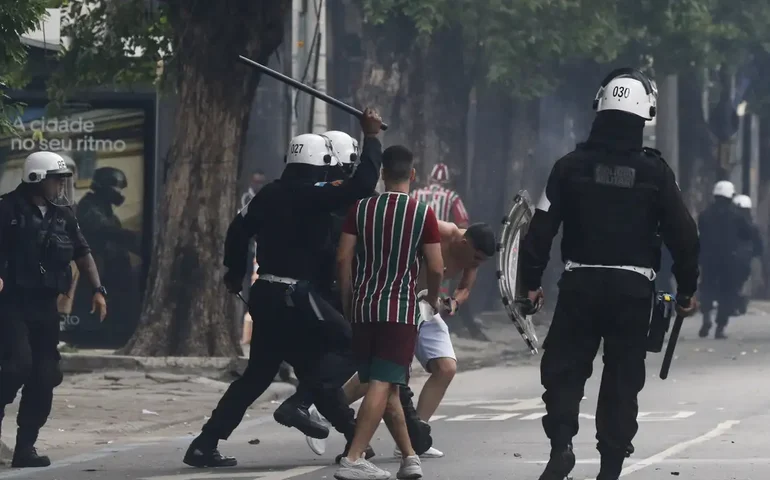 Foliões e prefeitura de Juiz de Fora (MG) criticam violência policial em bloco