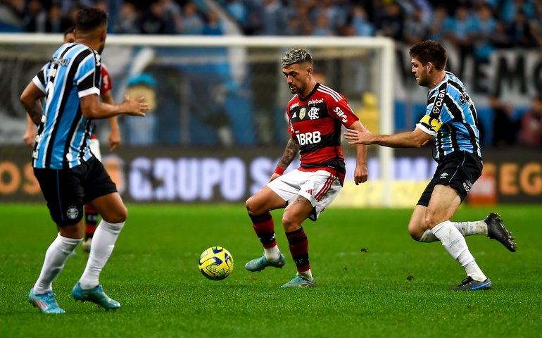 Flamengo perde pênalti, mas faz 2 a 0 no Grêmio e fica perto da vaga na final da Copa do Brasil