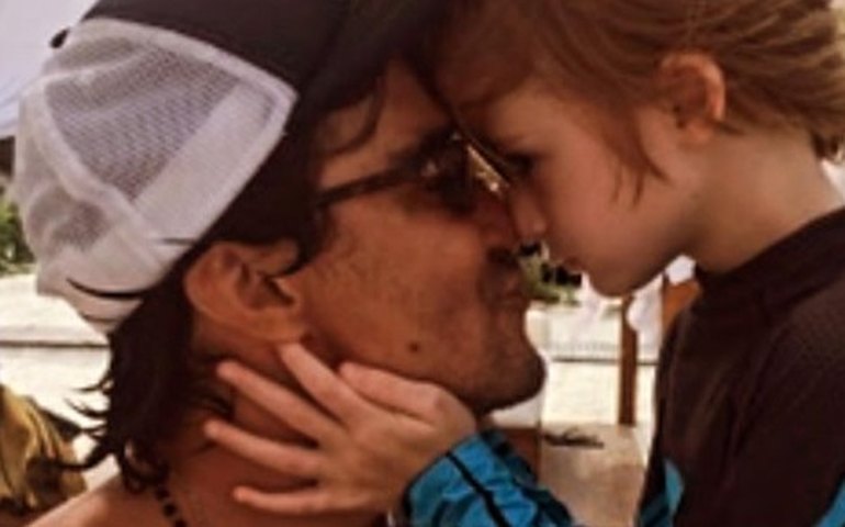 Danielle Winits homenageia André Gonçalves e diz ser 'mãe solo' de filho com Jônatas Faro