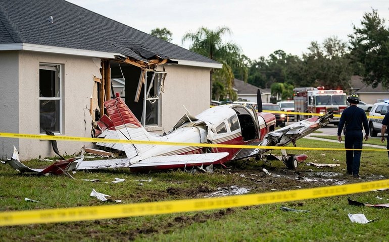 Queda de avião em área residencial na Flórida deixa piloto morto