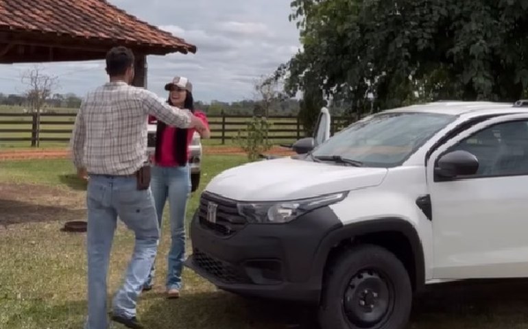 Ana Castela dá carro de R$ 100 mil de presente para primo: 'Você merece'