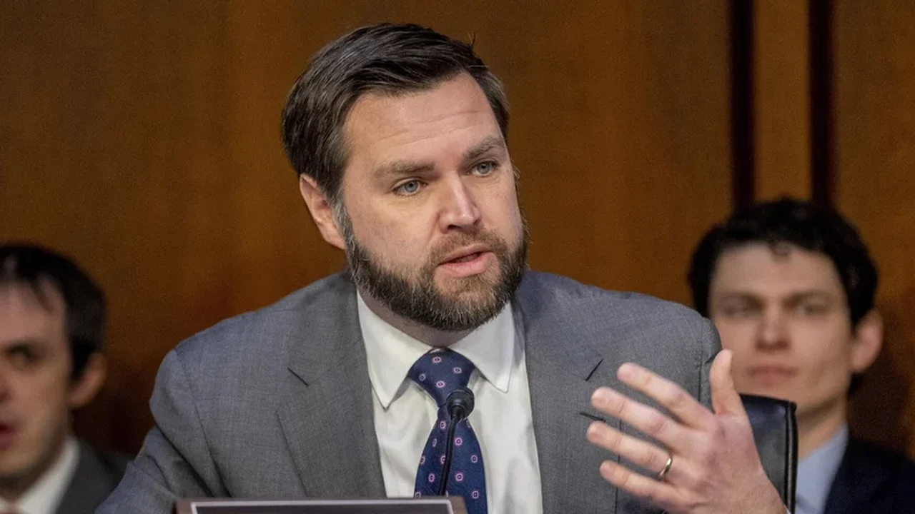 JD Vance critica 'regulamentação excessiva' da IA na cúpula de Paris