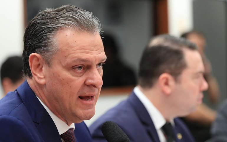 Gripe aviária está controlada no país, diz ministro da Agricultura