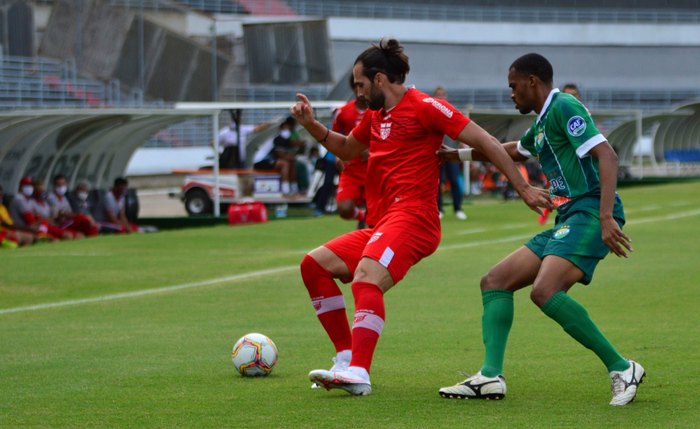 Léo Gamalho em disputa de bola contra o Coruripe