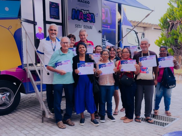 Pessoas idosas transformam vidas com o Tech Massa