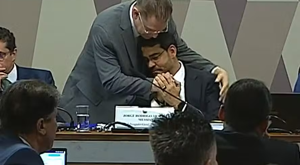 Líder do PL e messias abraçados durante sabatina no senado. Fonte: Internet