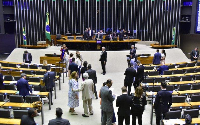Plenário avança no debate de PEC que restringe decisões monocráticas no STF