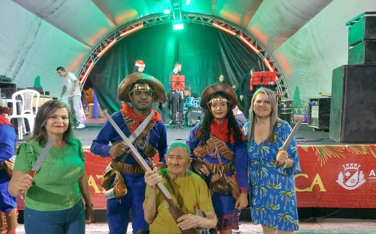 Idosos apaixonados pela cultura prestigiam e se emocionam com Parada Natalina