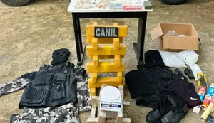 PM apreendeu drogas, munições e fardamentos camuflados / Foto: Ascom PMAL