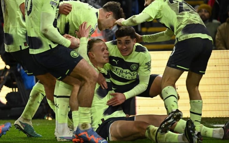 City bate Crystal Palace com gol de pênalti de Haaland e bota pressão no Arsenal