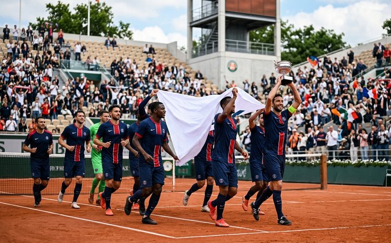 Jogadores do PSG celebram título da Liga dos Campeões com volta olímpica em Roland Garros