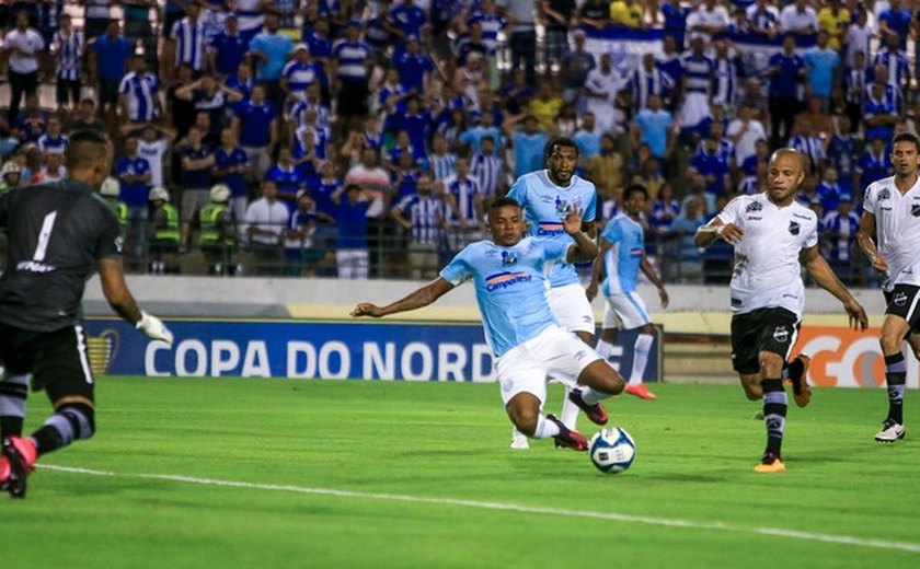 Liberado para jogar, Luís Soares vira sombra da dupla de ataque do Azulão