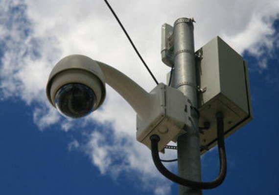 Homens furtam totens de câmera de segurança em São Paulo