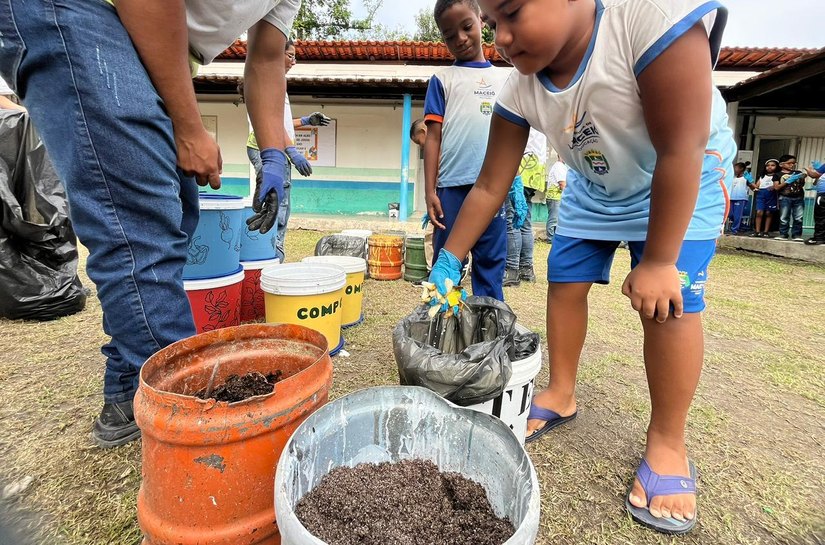 Alurb promove oficina de compostagem em escola rural de Maceió