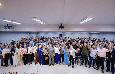 Alunos da rede participam de palestra sobre a importância do voto e prefeita Tia Júlia prestigia o momento