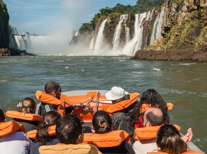 Brasil bate recorde histórico de turistas internacionais em março e no 1º trimestre de 2026
