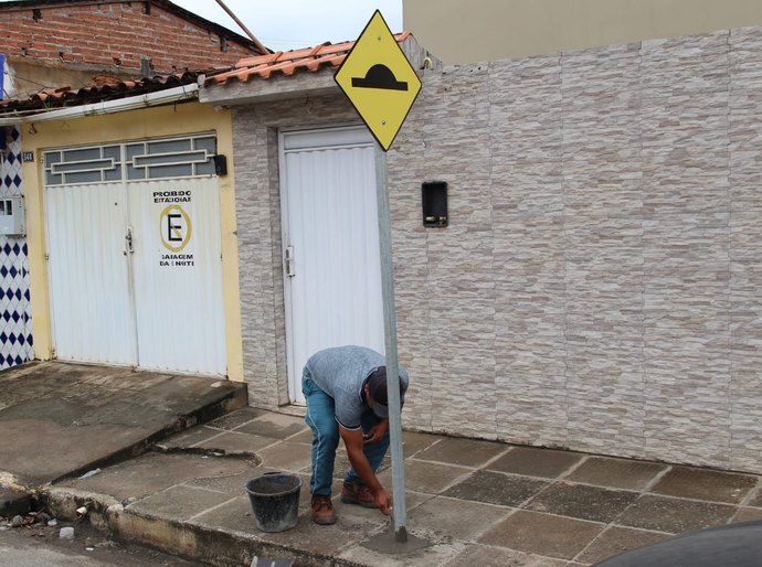 Prefeitura de Coruripe realiza instalação de placas de lombada em vários pontos da cidade