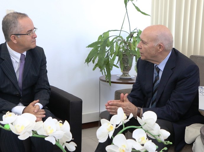 TRT/AL recebe visita do jurista português José Joaquim Gomes Canotilho