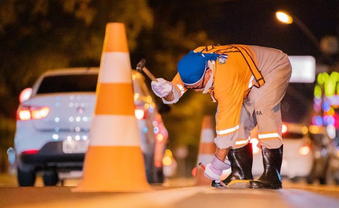 Trabalhadores iniciam retirada dos tachões da pista na Fernandes Lima