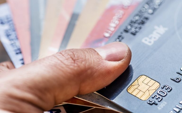 Sancionada lei que limita juros do cartão de crédito e cria programa Desenrola