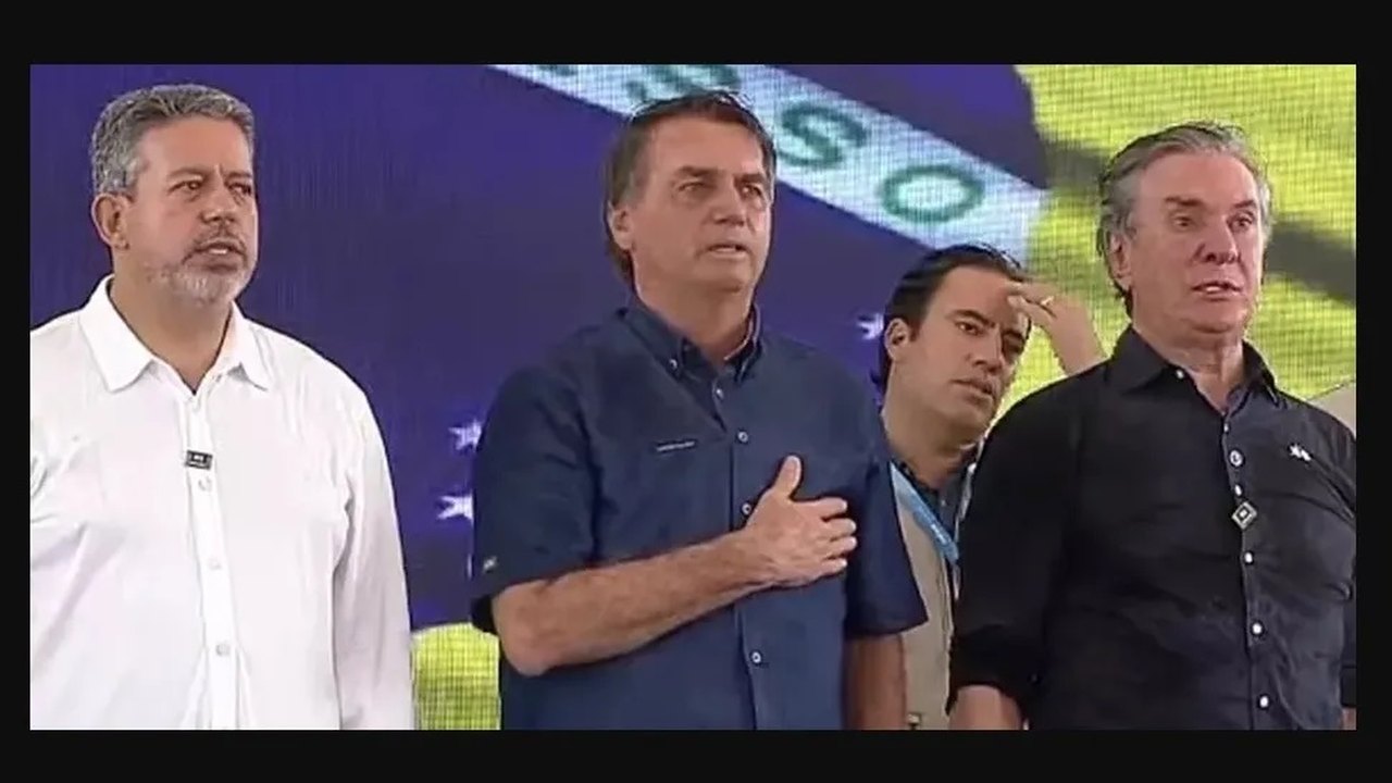Ao lado de Collor e Lira, Bolsonaro confirma aumento do Auxílio Brasil