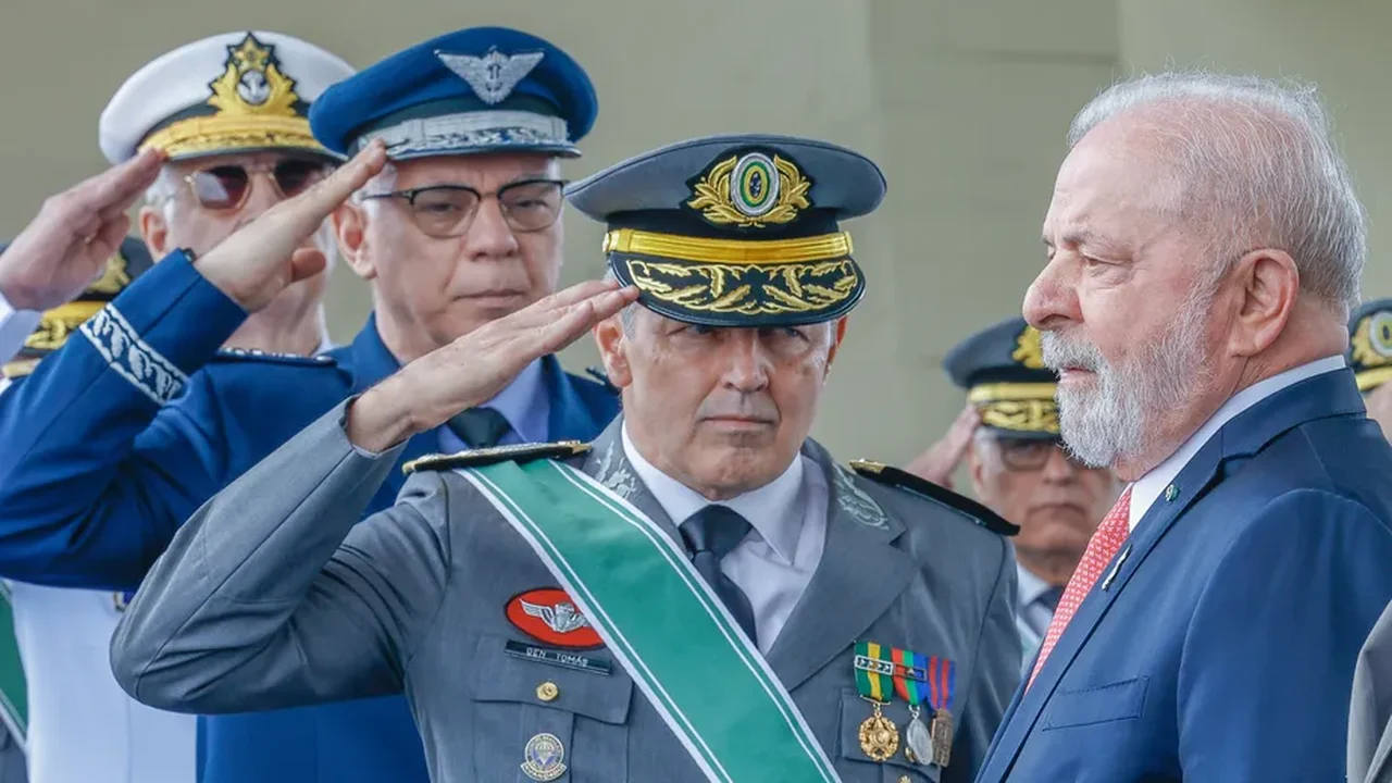 Lula faz revista à tropa da Aeronáutica e almoça com Alto-Comando e Múcio