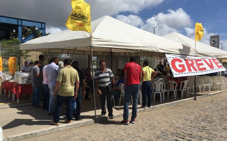 Governo corta salário dos servidores do Detran-AL em greve; sindicato vai recorrer