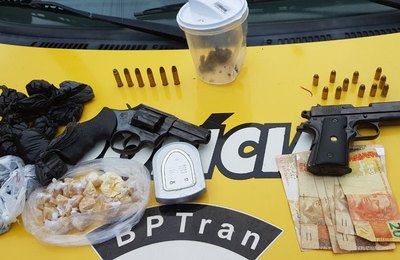 BPTran apreende armas, balança de precisão e drogas, em Maceió