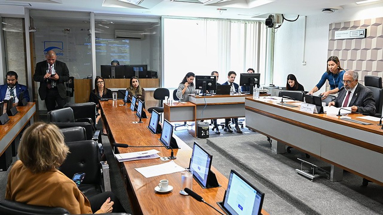 Educação financeira nas escolas segue para votação no Plenário