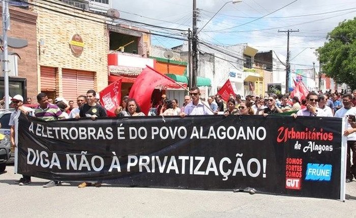 Protesto de trabalhadores da extinta Ceal antes do leilão