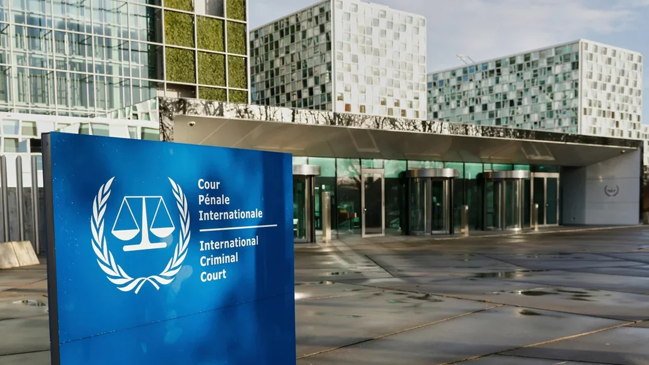 Tribunal Penal Internacional critica duramente a decisão dos EUA de sancionar o presidente do tribunal e um advogado de acusação de alto escalão.