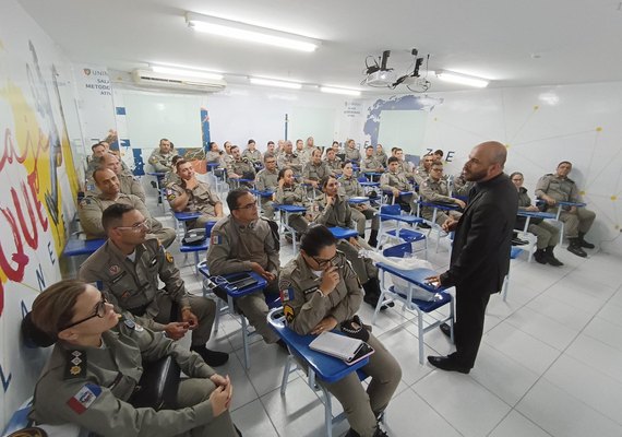 Chefe de delegacia de Marimbondo ministra aula sobre aspectos jurídicos da atividade policial