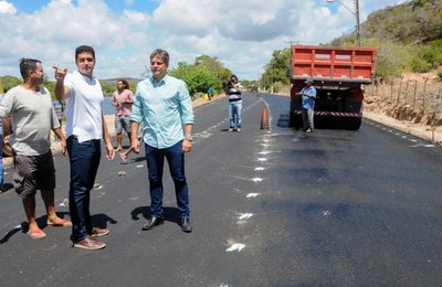 Prefeito vistoria obras de pavimentação no Povoado Saúde